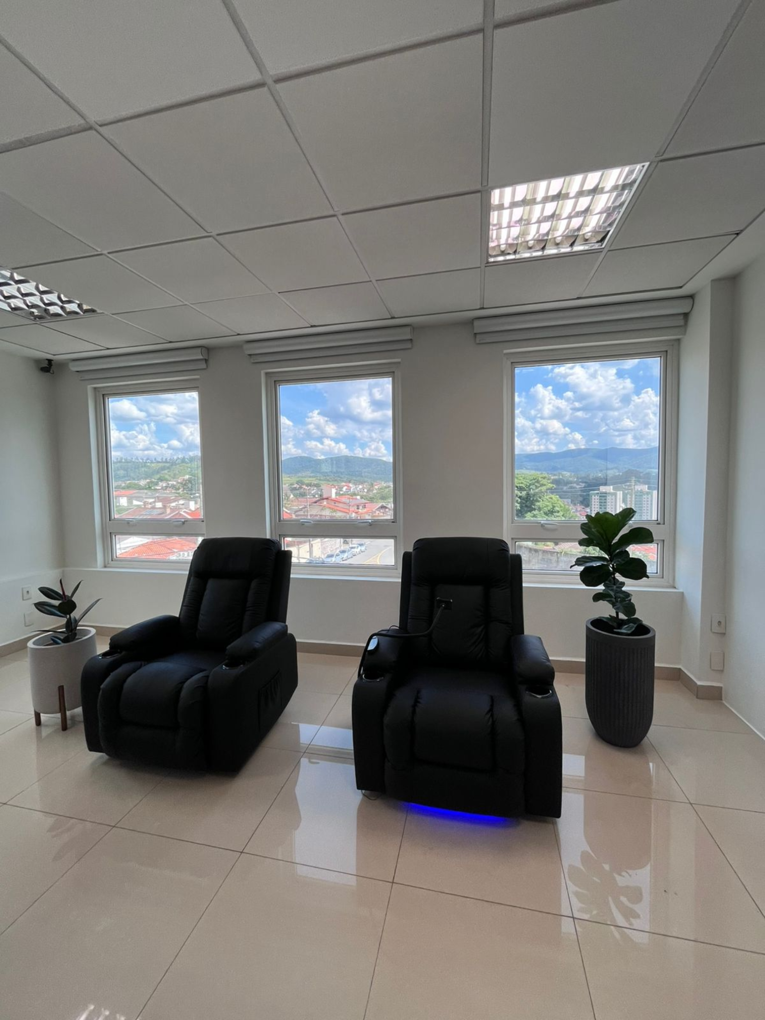 Poltrona Confort Lift com braço de leitura